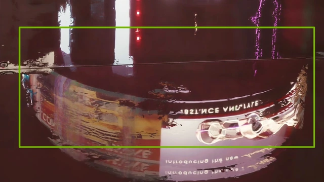 DLSS 3.5 Ray Reconstruction açık: NVIDIA görselindeki ıslak zemin ve tabela yansıması